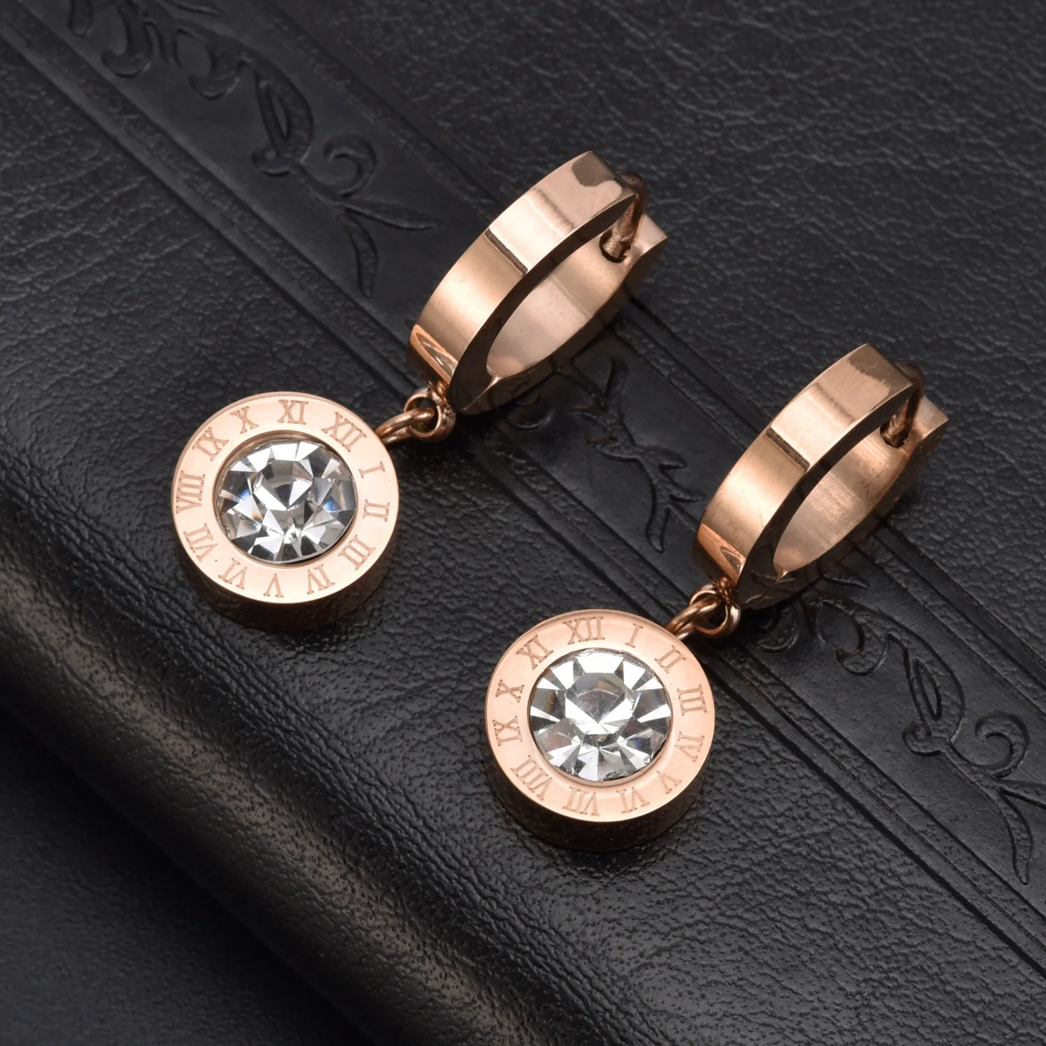 Fashion Classic Luxury Titanium Steel Round Roman Letter Earrings Wearable Sleeping Shower Women Jewelry Earrings 2022
Fashion Classic Luxury Titanium Steel Round Roman Letter Earrings Wearable Sleeping Shower Women Jewelry Earrings 2022