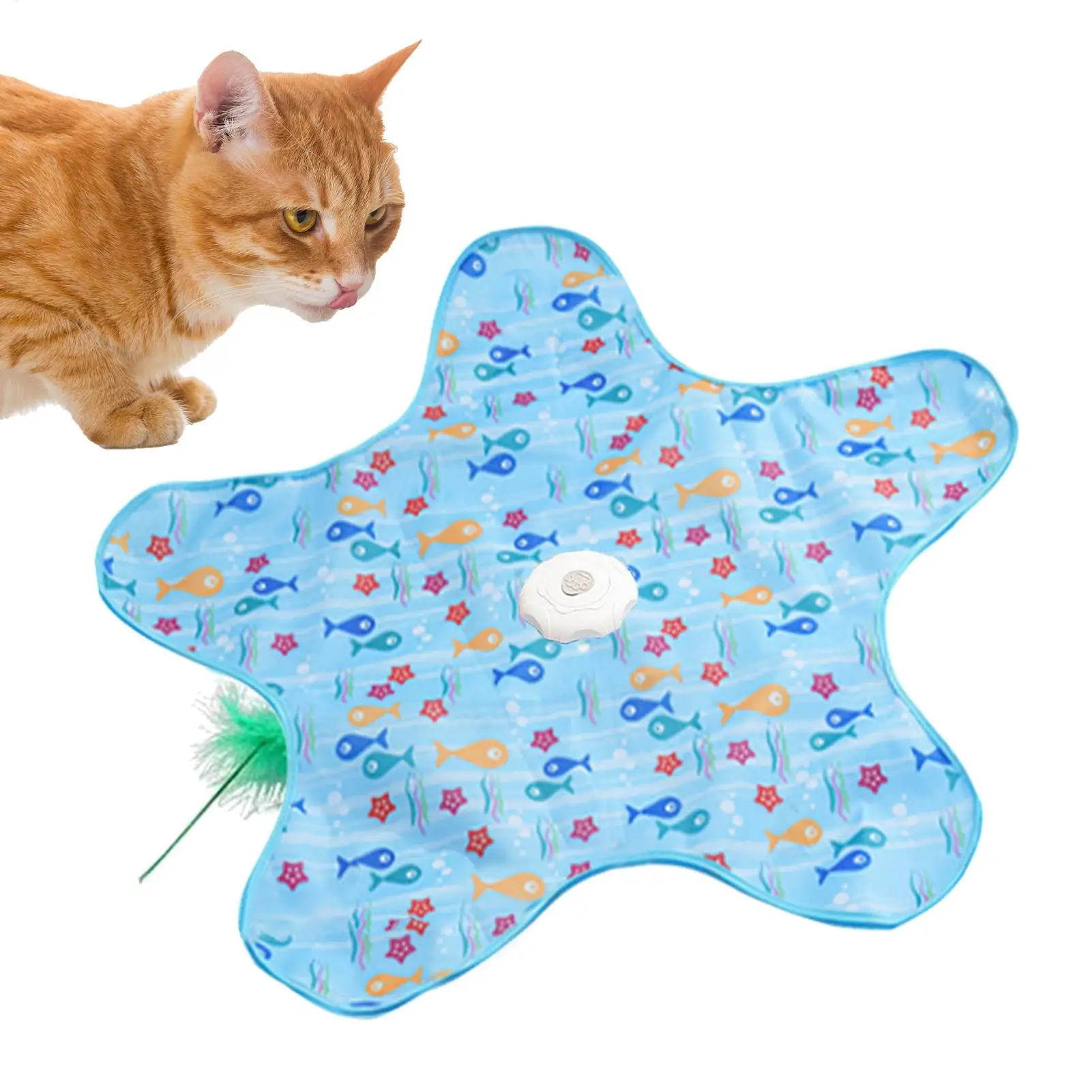 Indoor Cat Toy | Star-Shaped Automatic Cat Toys A ginger cat watching an interactive blue starfish-shaped toy on a beige rug. The top text in Italian reads "Aumenta il divertimento della vita," and the bottom features four different cat breeds in a curved montage.