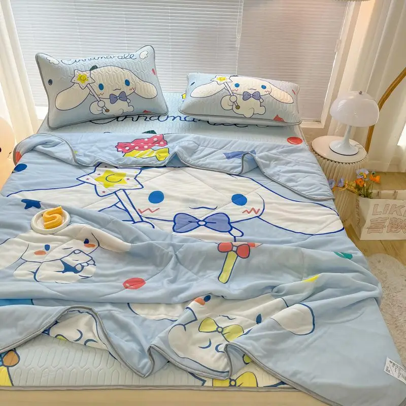 Летнее одеяло Sanrio Kuromi Cinnamoroll, эмульсионный набор из четырех предметов, удобное домашнее общежитие из ледяного шелка
Летнее одеяло Sanrio Kuromi Cinnamoroll, эмульсионный набор из четырех предметов, удобное домашнее общежитие из ледяного шелка