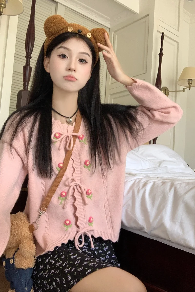 

Autumn 2023 new style gentle style age-reducing bow tie heavy industry three-dimensional flower soft waxy sweater cardigan chic