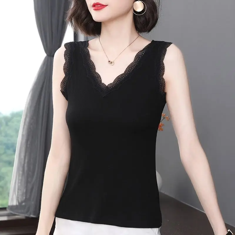 

Майка женская тонкая черная с кружевом, однотонная Облегающая рубашка без рукавов, с V-образным вырезом, Элегантная Модная одежда в стиле пэчворк, на лето