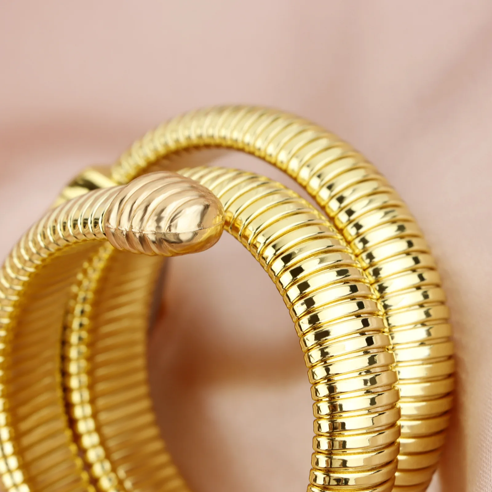 Luxury Women's Watches Snake Shape Bracelet Wrist Watch For Women Steel Unique Gold Quartz Ladies Watch Clock Relogio Feminino Luxury Women's Watches Snake Shape Bracelet Wrist Watch For Women Steel Unique Gold Quartz Ladies Watch Clock Relogio Feminino