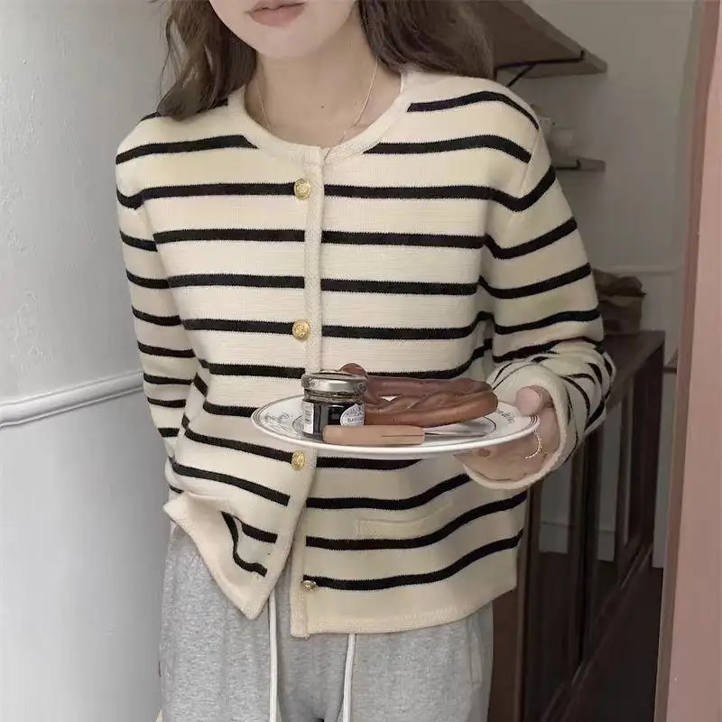 Autumn Women Button Knitted Cardigan Casual Loose Apricot red Stripe O-neck Sweater Korean Long Sleeve Short Coats Tops Sweaters
Autumn Women Button Knitted Cardigan Casual Loose Apricot red Stripe O-neck Sweater Korean Long Sleeve Short Coats Tops Sweaters