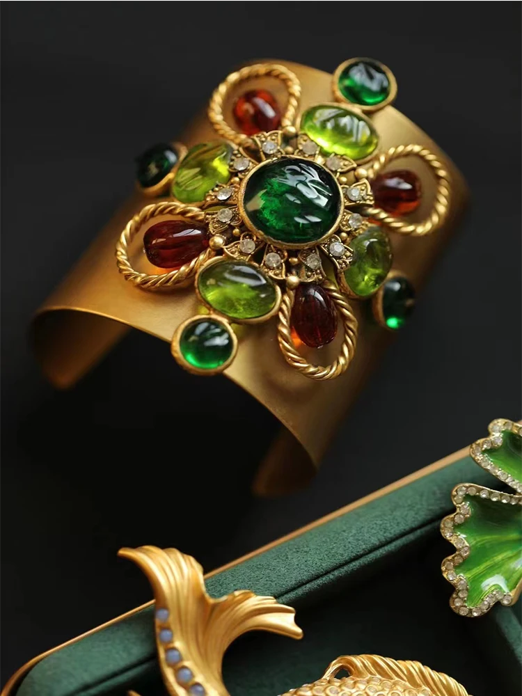 New Fashion Natural Malachite Coloured Gem Multi-Pendant Vintage Brass Gold Plated Glass Women's Open Bracelet
New Fashion Natural Malachite Coloured Gem Multi-Pendant Vintage Brass Gold Plated Glass Women's Open Bracelet