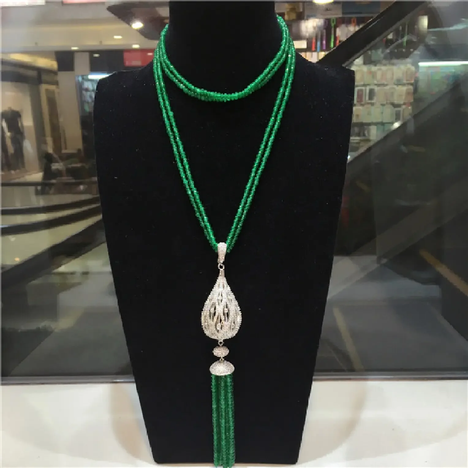 Hot sell new natural green stone micro inlay zircon big water drop pendant tassel necklace long sweater chain fashion jewelry
Hot sell new natural green stone micro inlay zircon big water drop pendant tassel necklace long sweater chain fashion jewelry