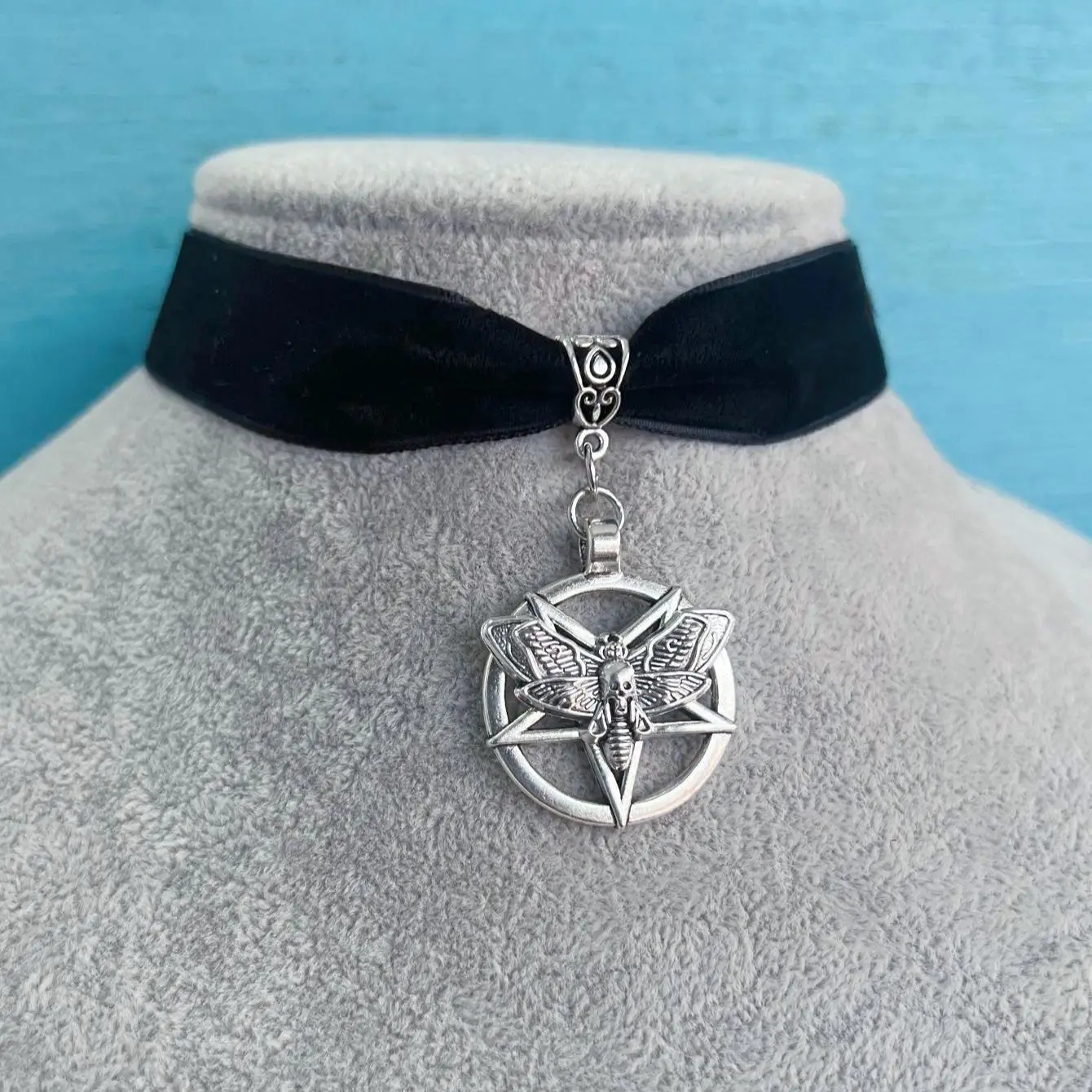 Gothic Pentagram Moth Charm Choker Women Trend Pagan Witch Jewelry Accessorie Gift Vintage Skull Moth Pentagram Pendant Necklace
Gothic Pentagram Moth Charm Choker Women Trend Pagan Witch Jewelry Accessorie Gift Vintage Skull Moth Pentagram Pendant Necklace