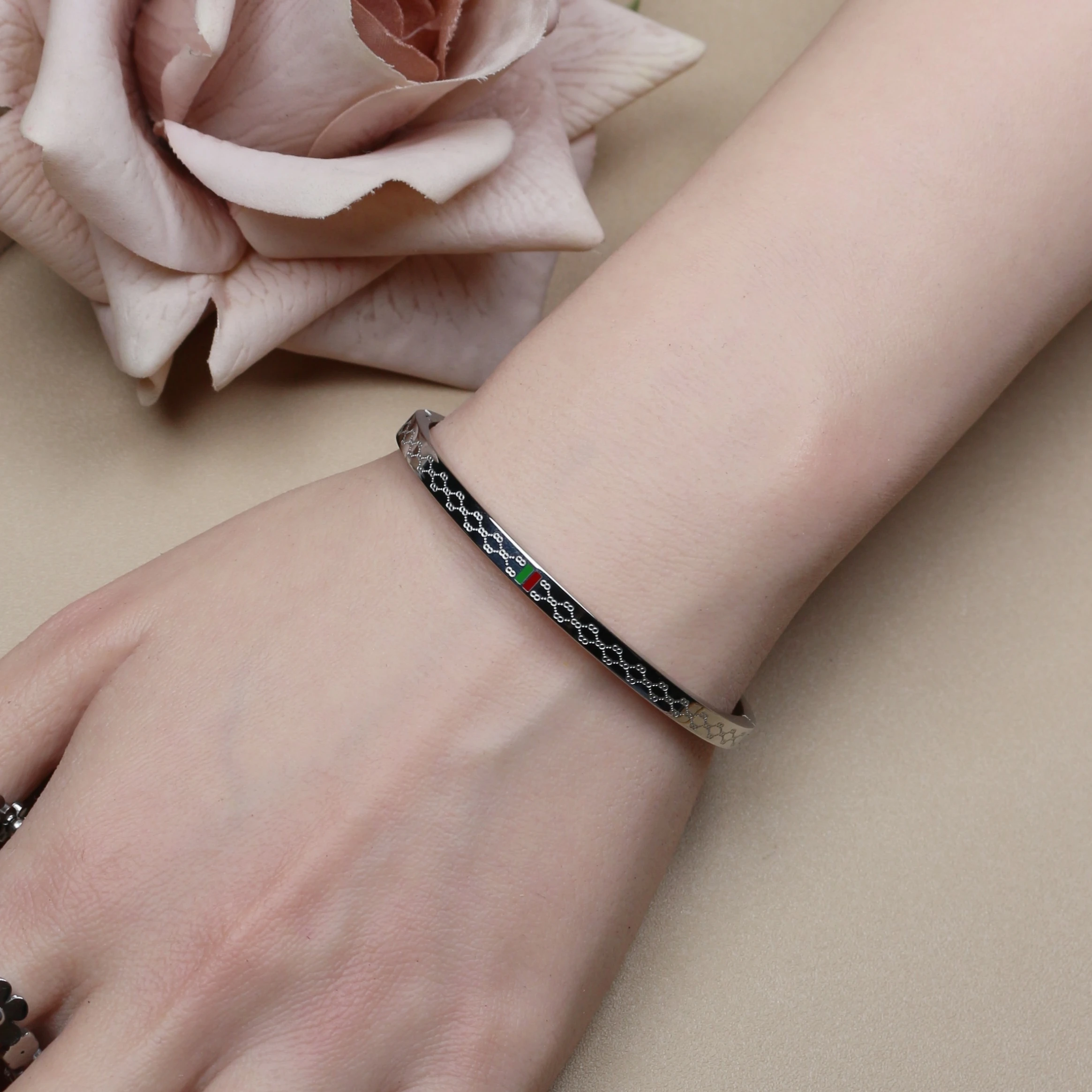 18 K Gold Plated Stainless Steel 55 MM Red/Green Bangles , Fashionable Jewelry For Men And Women Wholesale 18 K Gold Plated Stainless Steel 55 MM Red/Green Bangles , Fashionable Jewelry For Men And Women Wholesale