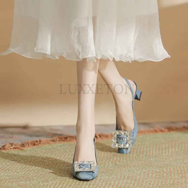 Сандалии женские на тонком каблуке, туфли-лодочки из денима с острым носком, модная трендовая обувь из синей джинсовой ткани, большие размеры
Сандалии женские на тонком каблуке, туфли-лодочки из денима с острым носком, модная трендовая обувь из синей джинсовой ткани, большие размеры