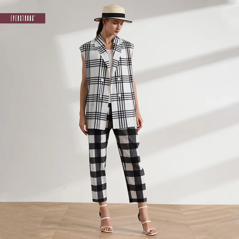 Miyake Fold 2024 Summer New European-style Leisure Suit Plaid Vest Loose Retro Cardigan Wide-leg Pants Two-piece Set
Miyake Fold 2024 Summer New European-style Leisure Suit Plaid Vest Loose Retro Cardigan Wide-leg Pants Two-piece Set