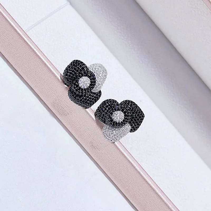 ZOCA New Customized Stereo 925 Silver 5A Zircon Inlaid Black White Rose Flower Stud Earrings Fine Jewelry Women Gift Party
ZOCA New Customized Stereo 925 Silver 5A Zircon Inlaid Black White Rose Flower Stud Earrings Fine Jewelry Women Gift Party