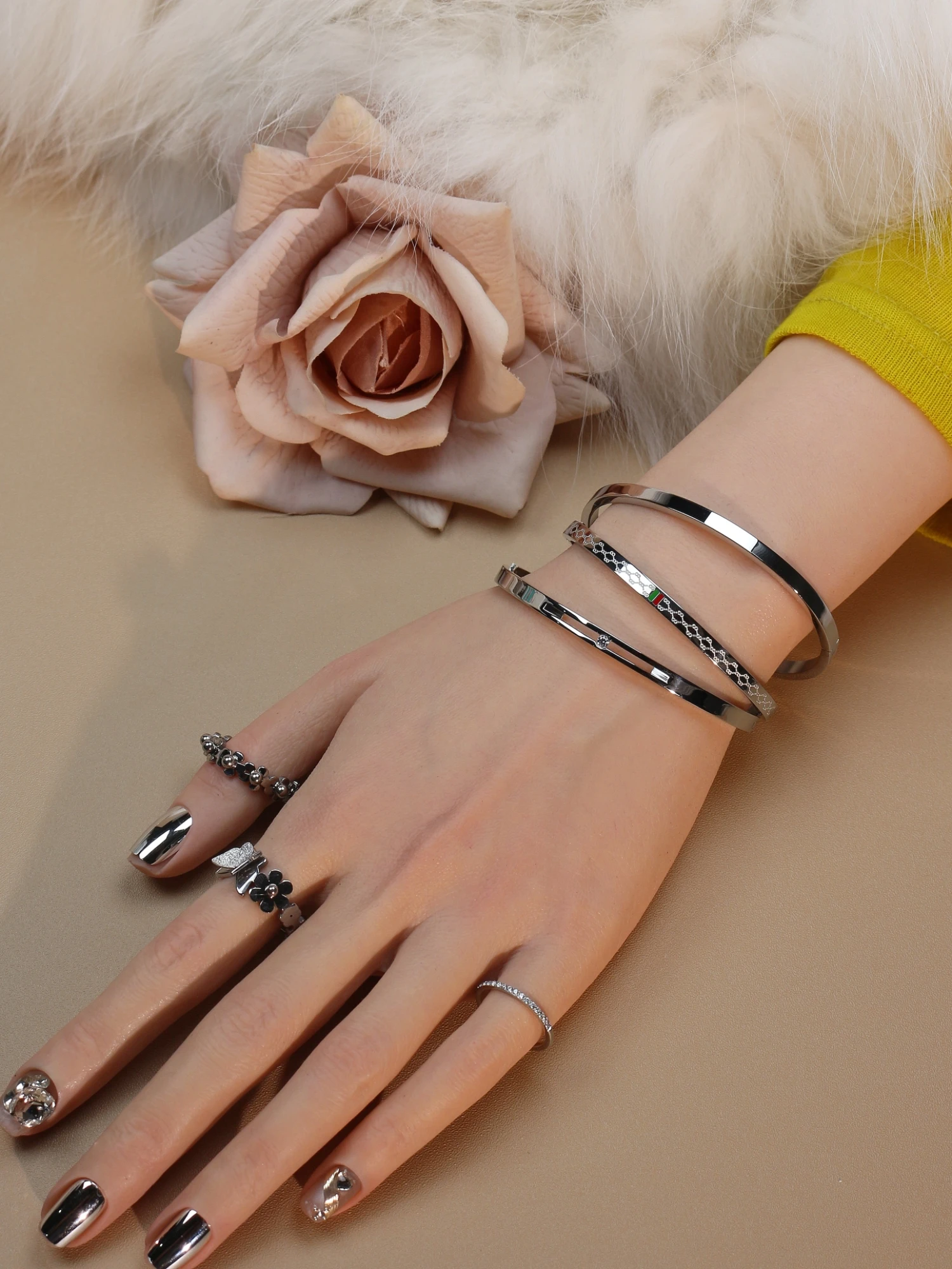 18 K Gold Plated Stainless Steel 55 MM Red/Green Bangles , Fashionable Jewelry For Men And Women Wholesale 18 K Gold Plated Stainless Steel 55 MM Red/Green Bangles , Fashionable Jewelry For Men And Women Wholesale