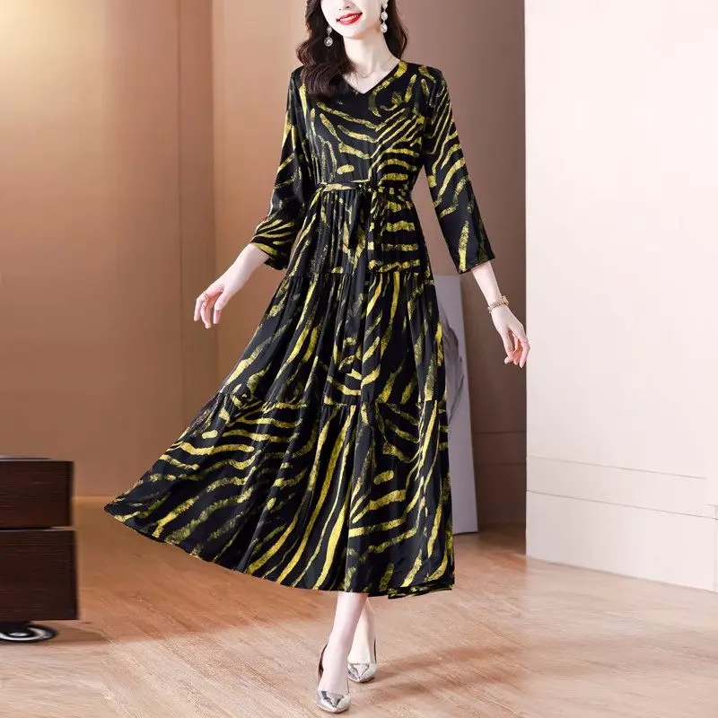 Spring Summer 2023 New High-End Satin Zebra-Stripe Dress Printed Fashionable V-Neck 3/4 Sleeve Women Vintage Slim Dress Z649
Spring Summer 2023 New High-End Satin Zebra-Stripe Dress Printed Fashionable V-Neck 3/4 Sleeve Women Vintage Slim Dress Z649