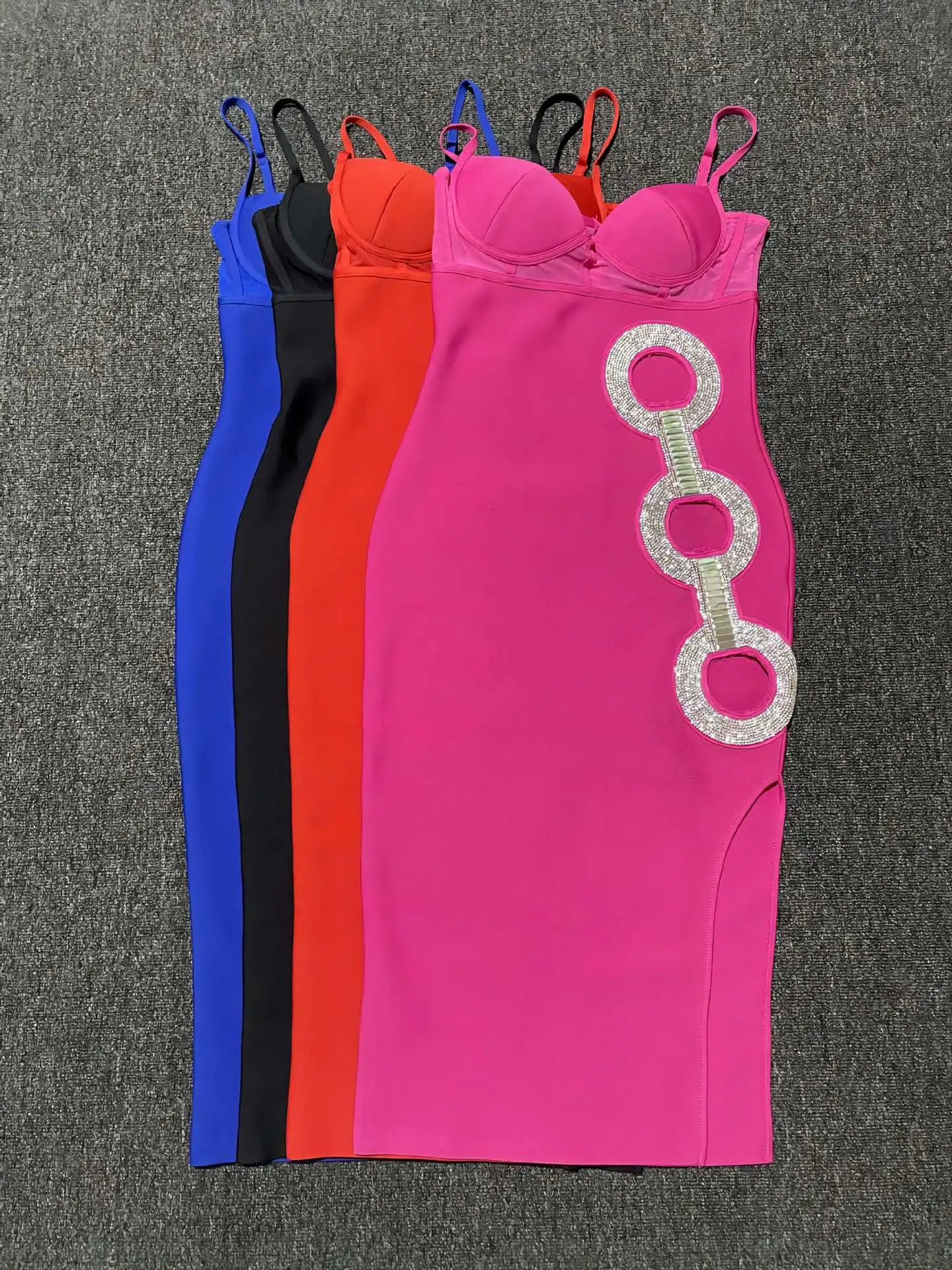 High Quality Women Sleeveless Sexy V-Neck Bodycon Mid-calf Dress Rayon Bandage Fashion Diamond Holes Celebrate Evening Wear
High Quality Women Sleeveless Sexy V-Neck Bodycon Mid-calf Dress Rayon Bandage Fashion Diamond Holes Celebrate Evening Wear