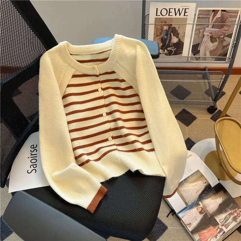 Cardigan Female 2023 Autumn Fake Two Piece Western Knitted Sweaters and Women Design Feel Spliced Top Sweaters Cardigan Female
Cardigan Female 2023 Autumn Fake Two Piece Western Knitted Sweaters and Women Design Feel Spliced Top Sweaters Cardigan Female