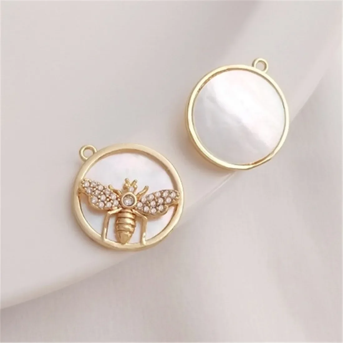 Mother Shell Round Plate Pendant 14K Gold Zircon Bee Pendant DIY Bracelet Necklace Jewelry Pendant C346
Mother Shell Round Plate Pendant 14K Gold Zircon Bee Pendant DIY Bracelet Necklace Jewelry Pendant C346