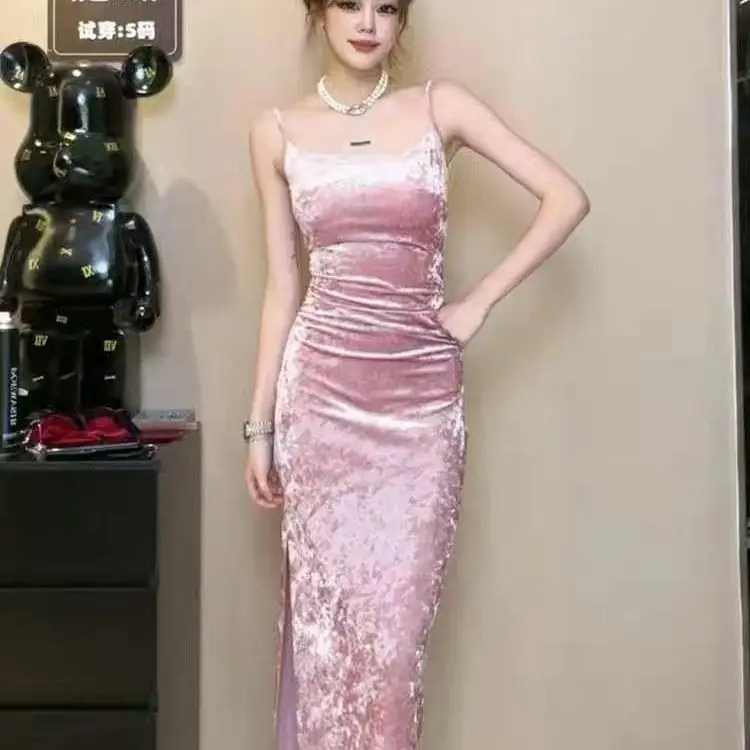 velvet dress for women in autumn and winter, new elegant and retro style with a slim waist and buttocks wrapped long skirt
velvet dress for women in autumn and winter, new elegant and retro style with a slim waist and buttocks wrapped long skirt