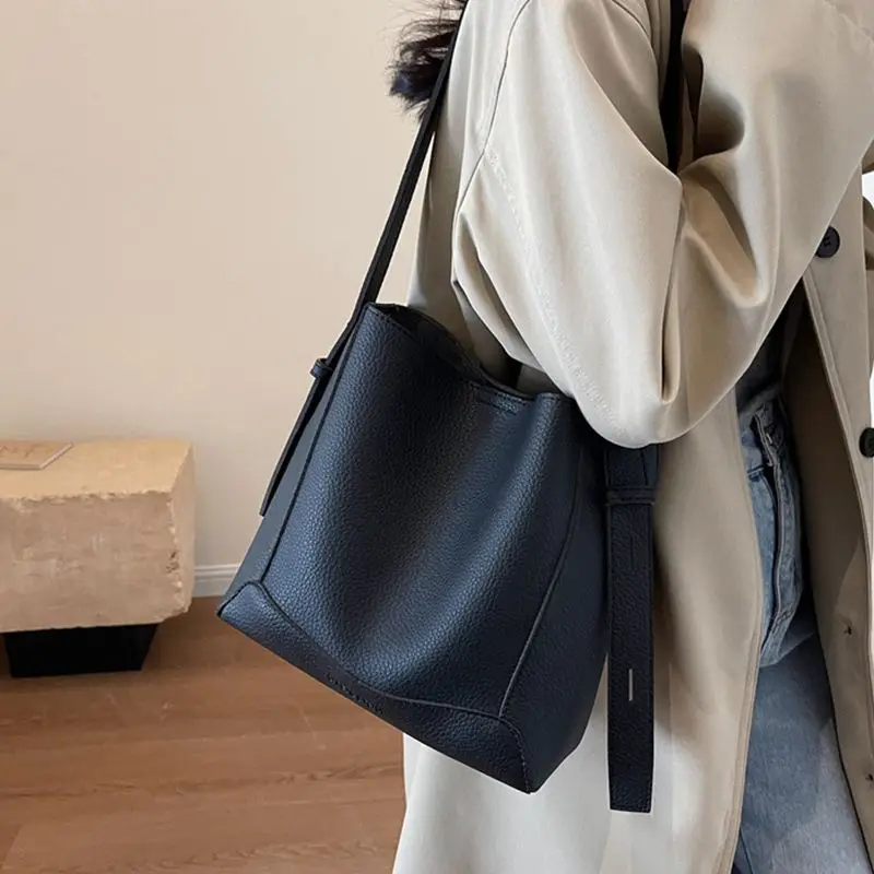 Miracle Kira High Capacity Bucket Commuter Bag 2023 New Tote Bag Fashion Versatile Crossbody Bags Simple Shoulder Holiday Gifts
Miracle Kira High Capacity Bucket Commuter Bag 2023 New Tote Bag Fashion Versatile Crossbody Bags Simple Shoulder Holiday Gifts