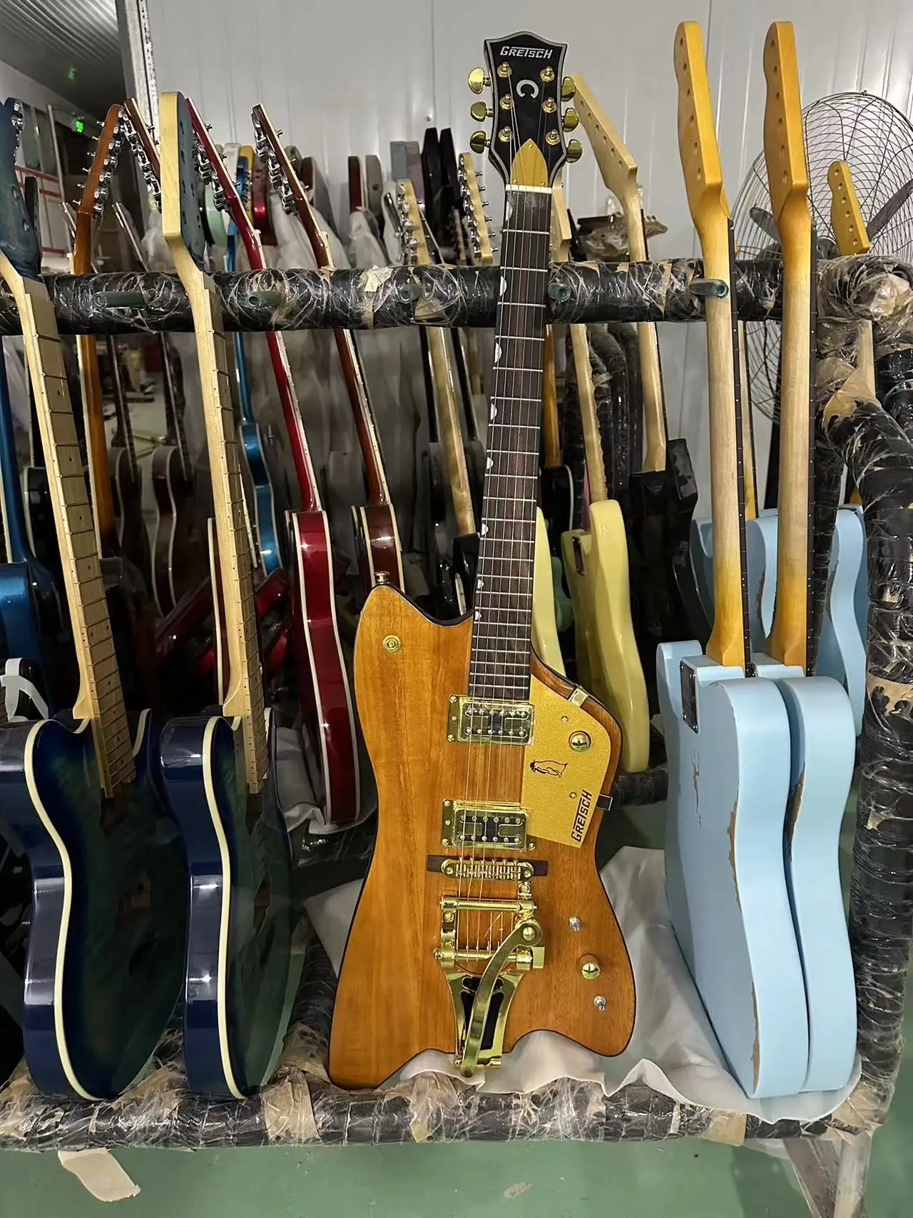 Custom high quality electric guitar, rosewood fingerboard, bigsby Tremolo bridge, multi color optional 
Custom high quality electric guitar, rosewood fingerboard, bigsby Tremolo bridge, multi color optional