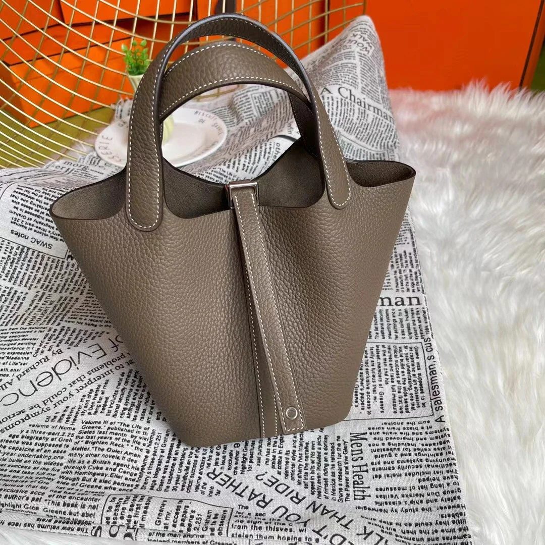 2024 new fashionable and elegant bag, unique cross-body style, ample inner layer made of microfiber to create a classic
2024 new fashionable and elegant bag, unique cross-body style, ample inner layer made of microfiber to create a classic