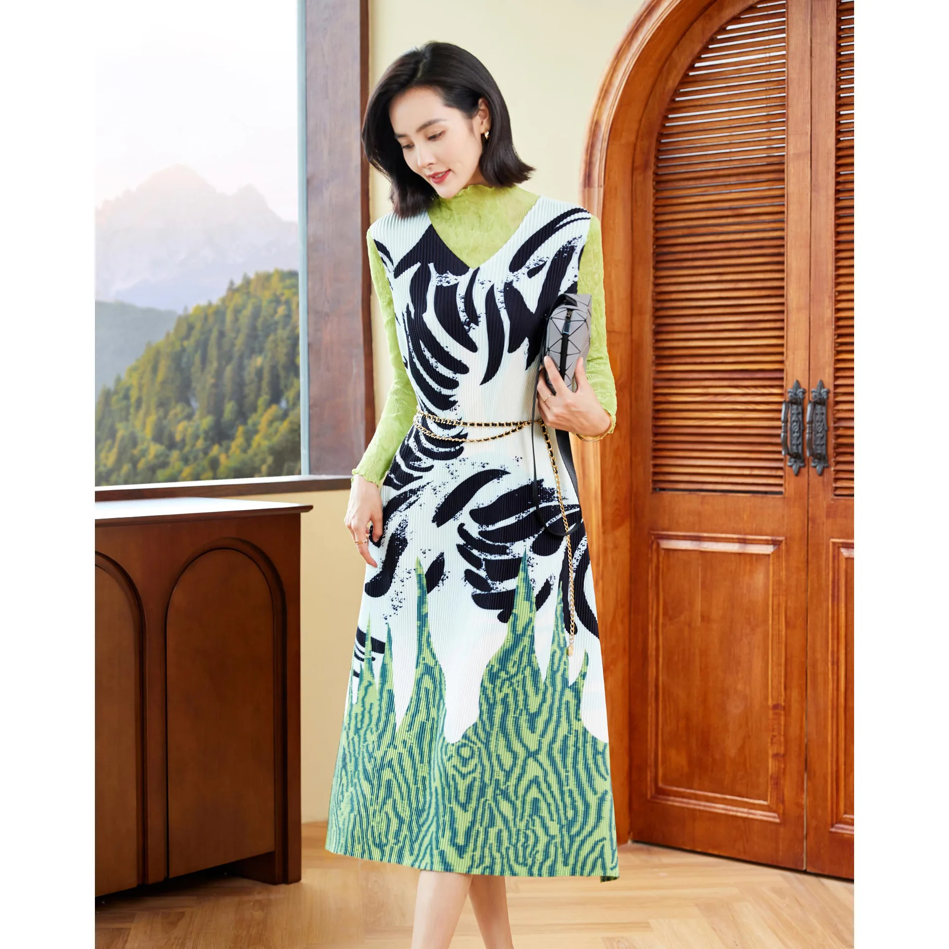 Miyake Pleated Skirt Suit for Women 2023 Autumn Fashion Printed V-neck Sleeveless Dress Long-sleeved Top Elegant Two-piece Set
Miyake Pleated Skirt Suit for Women 2023 Autumn Fashion Printed V-neck Sleeveless Dress Long-sleeved Top Elegant Two-piece Set