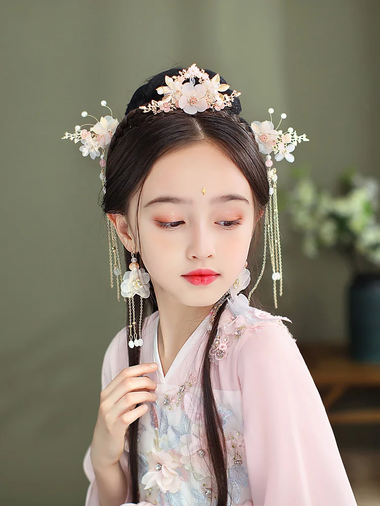 Головной убор Hanfu для детей и женщин в старинном стиле с кисточками и ступенчатым встряхиванием полный набор аксессуаров для волос заколка для волос с цветком супер-фея
Головной убор Hanfu для детей и женщин в старинном стиле с кисточками и ступенчатым встряхиванием полный набор аксессуаров для волос заколка для волос с цветком супер-фея