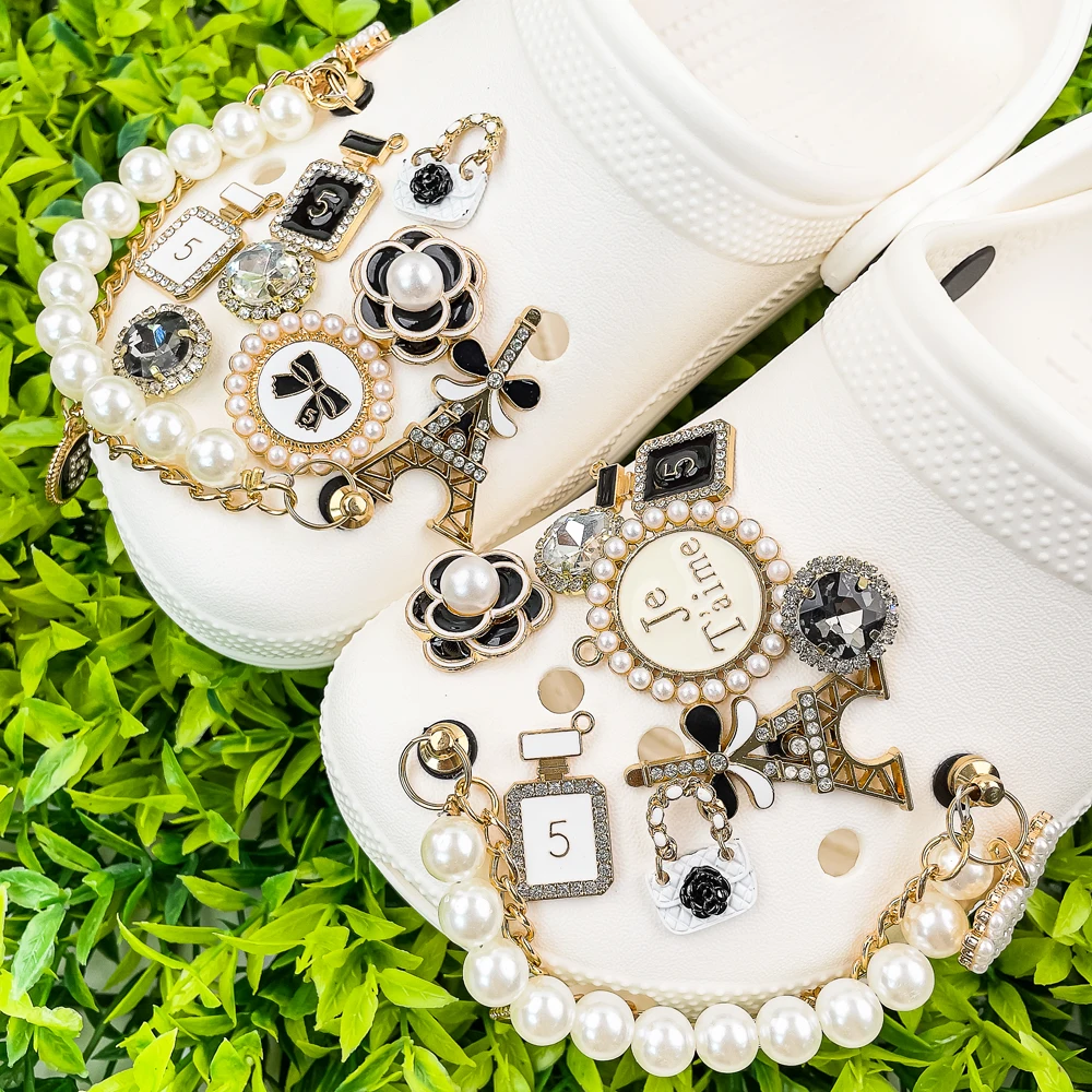 1 Set Summer Charms for Croc Luxury Designer Fashion Bow Tie Croc Jeans Chain Metal Shoe Decoration Jewelry for Women Girls
1 Set Summer Charms for Croc Luxury Designer Fashion Bow Tie Croc Jeans Chain Metal Shoe Decoration Jewelry for Women Girls