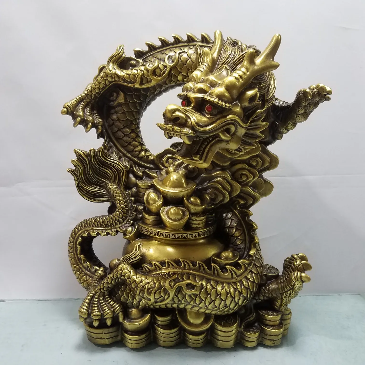 13"Tibetan Temple Collection Old Brass Yuanbao Coins Chinese Loong Cornucopia Dragon Statue Amass wealth Ornaments Town house
13"Tibetan Temple Collection Old Brass Yuanbao Coins Chinese Loong Cornucopia Dragon Statue Amass wealth Ornaments Town house