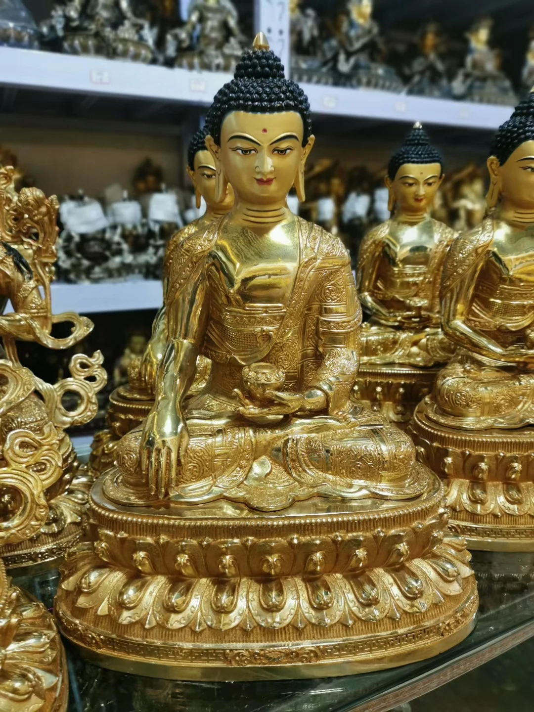 

Большая оптовая продажа буддистских товаров размером 44 см, тибетский буддизм, непальская позолоченная статуя сакамуни из латуни, статуя Будды, благословенная безопасность, удача