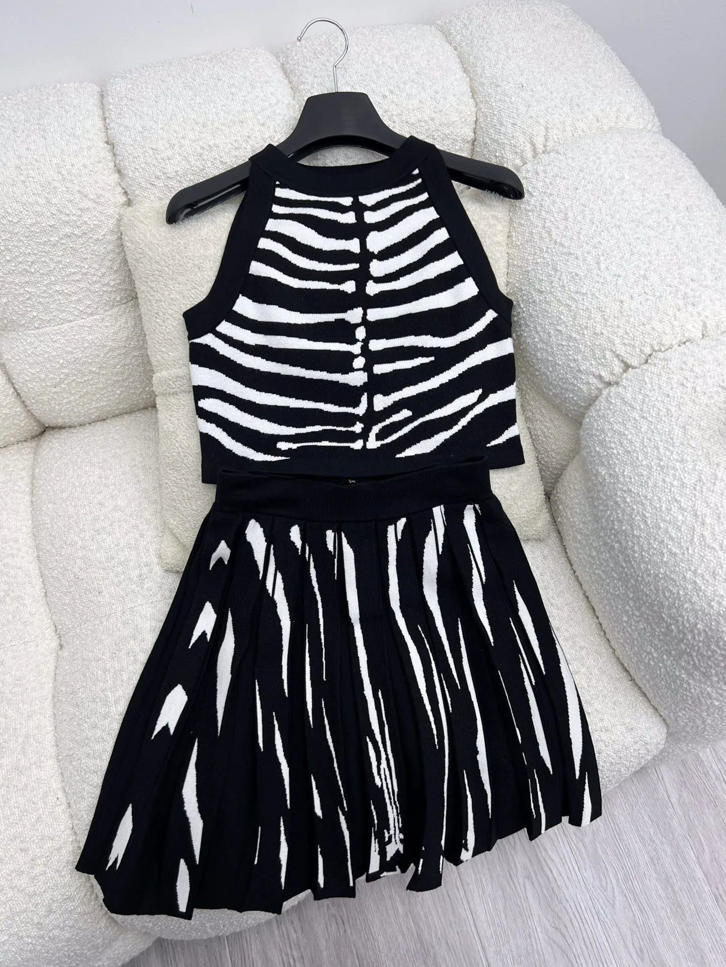 Halter neck vest with high waist A-line pleated skirt casual fashion 2023 summer new style 0401
Halter neck vest with high waist A-line pleated skirt casual fashion 2023 summer new style 0401