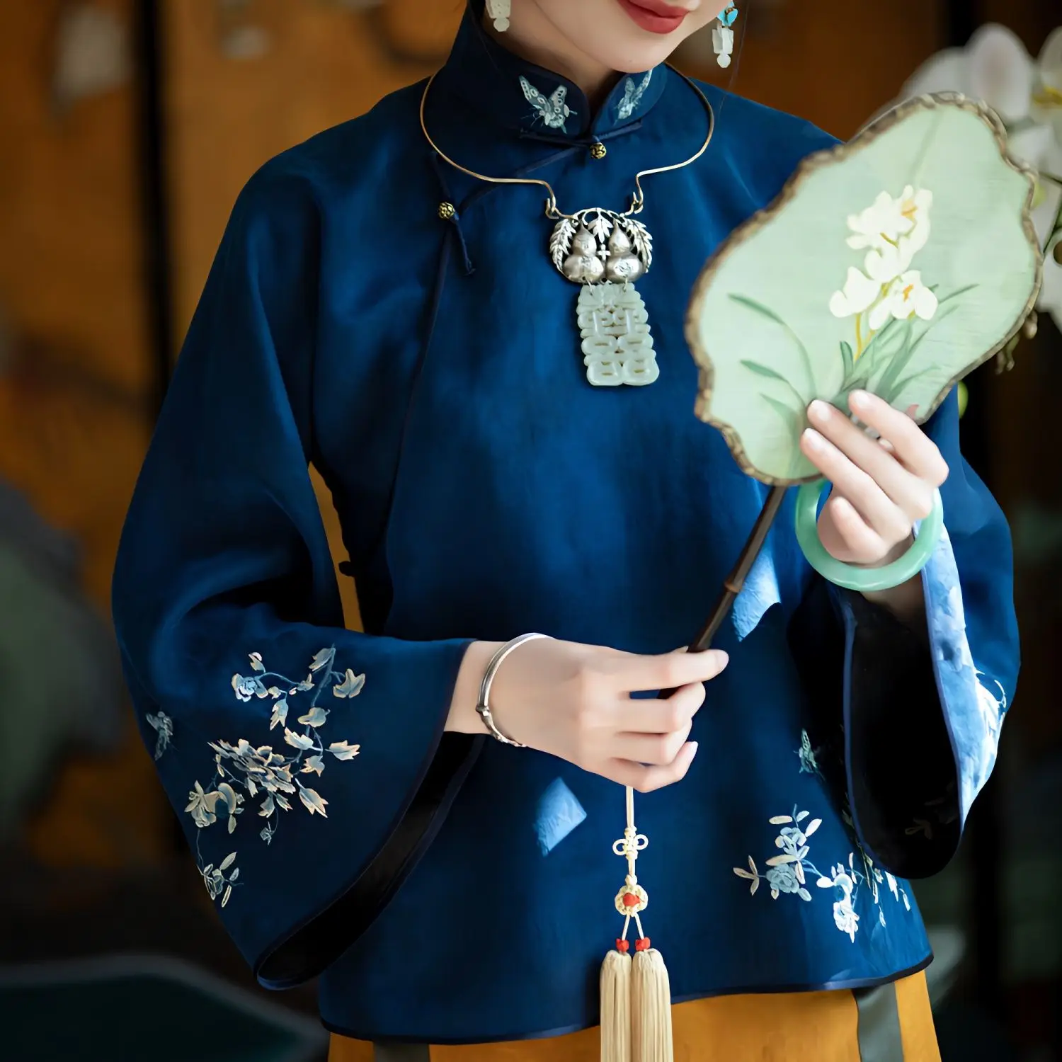Spring 2023 New Chinese Style Embroidered Retro style Slanted Chinese Hanfu Top Clothes
Spring 2023 New Chinese Style Embroidered Retro style Slanted Chinese Hanfu Top Clothes