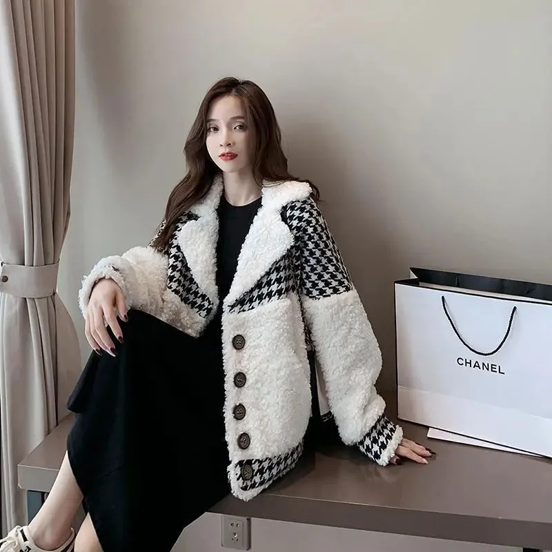 Vintage Plaid Jacket Women Faux Fur Button Houndstooth Outwear Casual Patchwork Long Sleeve Winter Thick Warm Coat
Vintage Plaid Jacket Women Faux Fur Button Houndstooth Outwear Casual Patchwork Long Sleeve Winter Thick Warm Coat