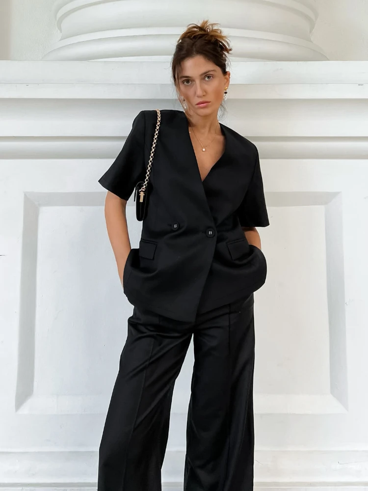 Commuter Casual Black Suit Solid Short-sleeve V-neck Shirt and Loose Wide Leg Pants Two Piece Set for Women Fashion Clothes 
Commuter Casual Black Suit Solid Short-sleeve V-neck Shirt and Loose Wide Leg Pants Two Piece Set for Women Fashion Clothes