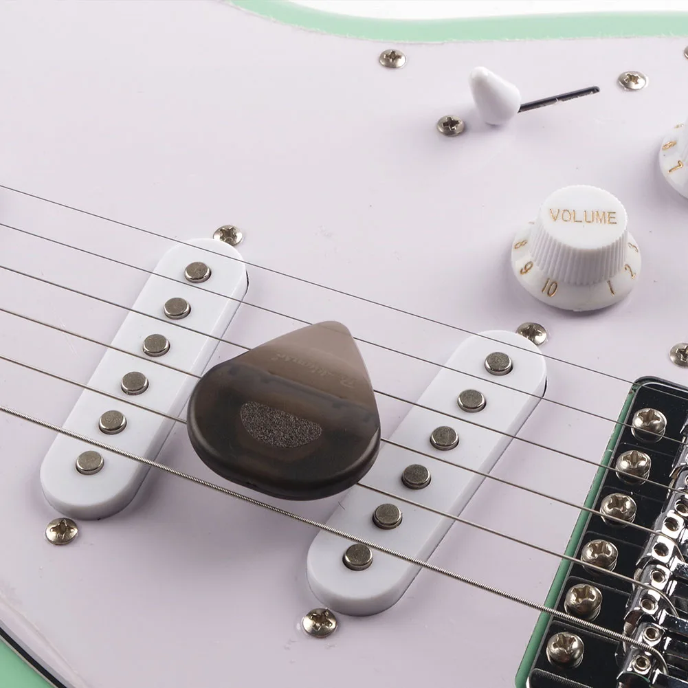 Guitar LED Pick Shining Luminous Non-slip Colored Light Guitar Picks Plectrum LED Guitar Pick White/green/purple
Guitar LED Pick Shining Luminous Non-slip Colored Light Guitar Picks Plectrum LED Guitar Pick White/green/purple