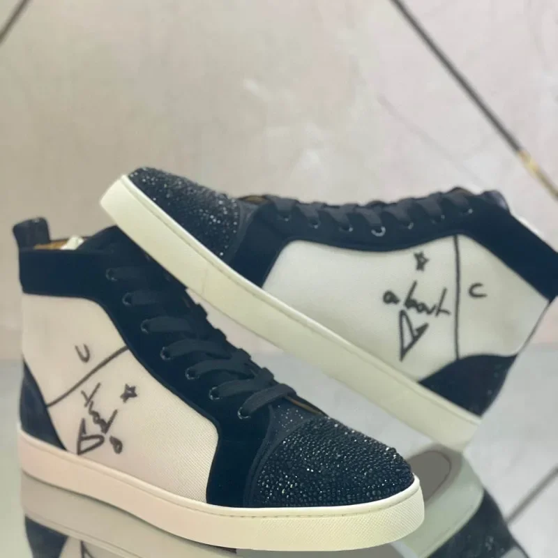 High Top Red Bottom Shoes for Men Luxury Trainers Driving Spiked Shoes Bar Rivets Crystal Toecap White Graffiti Genuine Leather
High Top Red Bottom Shoes for Men Luxury Trainers Driving Spiked Shoes Bar Rivets Crystal Toecap White Graffiti Genuine Leather
