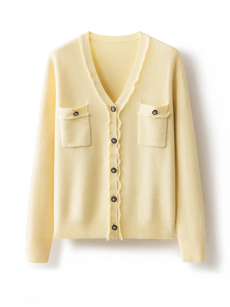 V-neck Cashmere Knitted Cardigan Women CC Style 2023 Autumn Winter Female White Brand New Soft Wool Tops Luxury Designer Sweater 
V-neck Cashmere Knitted Cardigan Women CC Style 2023 Autumn Winter Female White Brand New Soft Wool Tops Luxury Designer Sweater