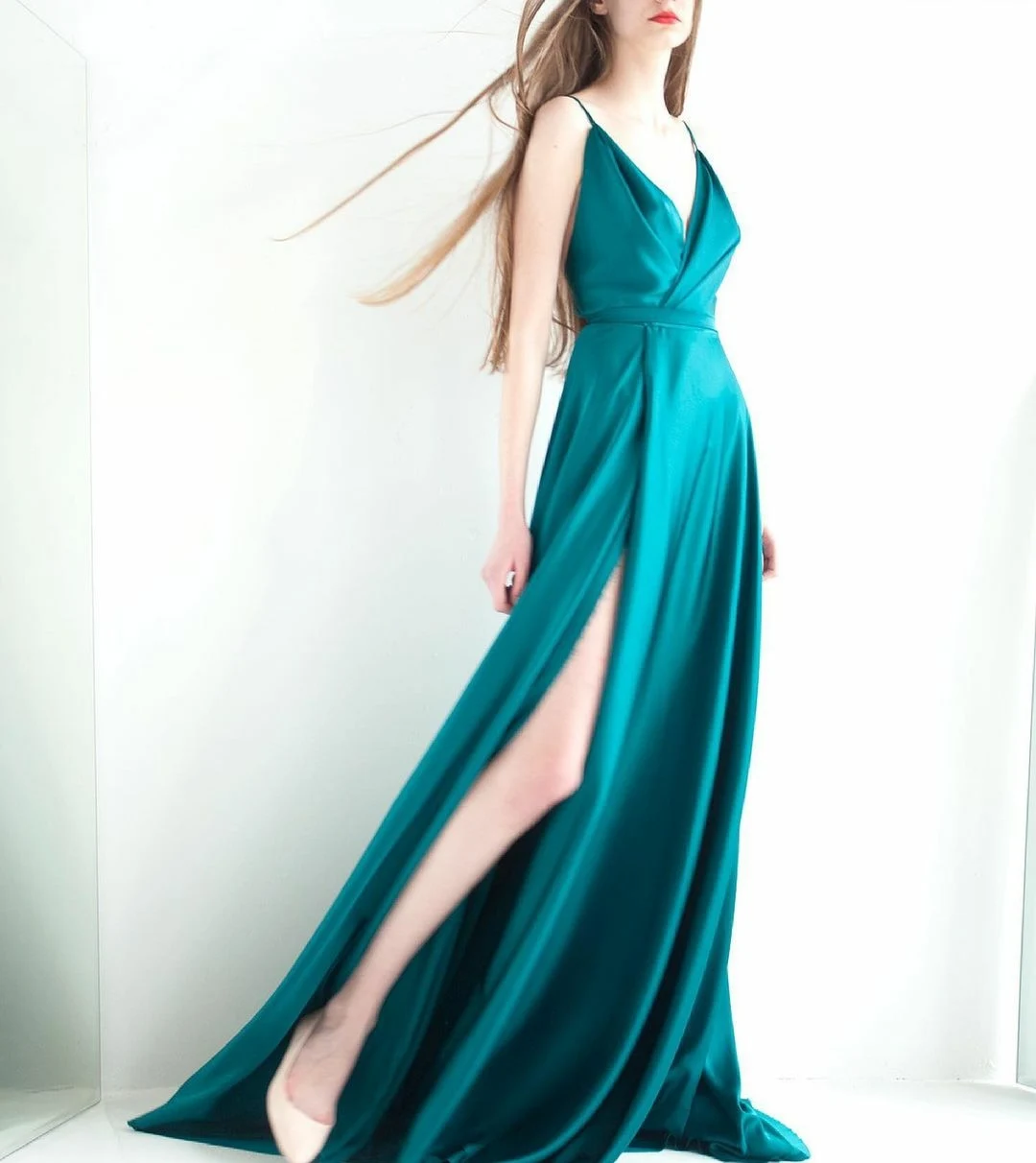 Sexy Long Satin V-Neck Evening Dresses with Pockets A-Line Pleated Zipper Back Slit Abendkleid Robes de Soirée for Women
Sexy Long Satin V-Neck Evening Dresses with Pockets A-Line Pleated Zipper Back Slit Abendkleid Robes de Soirée for Women