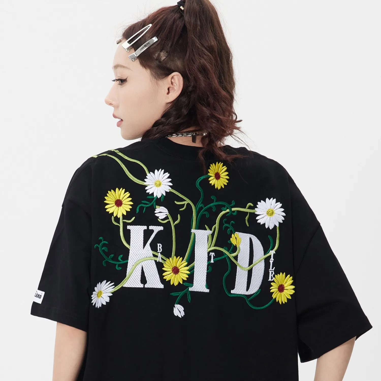 American retro small chrysanthemum print short-sleeved T-shirt for women summer trendy high street couple style niche loose top
American retro small chrysanthemum print short-sleeved T-shirt for women summer trendy high street couple style niche loose top