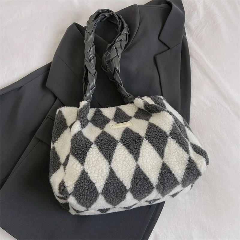 New Fashion Simple Casual Diamond Plaid Plush Single Shoulder Tote Bag Simple Large Capacity Women's Versatile Commuter Handbags
New Fashion Simple Casual Diamond Plaid Plush Single Shoulder Tote Bag Simple Large Capacity Women's Versatile Commuter Handbags