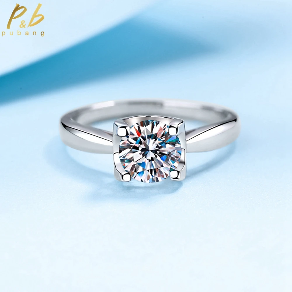 Женское классическое кольцо из серебра 925 пробы с муассанитом 
Женское классическое кольцо из серебра 925 пробы с муассанитом