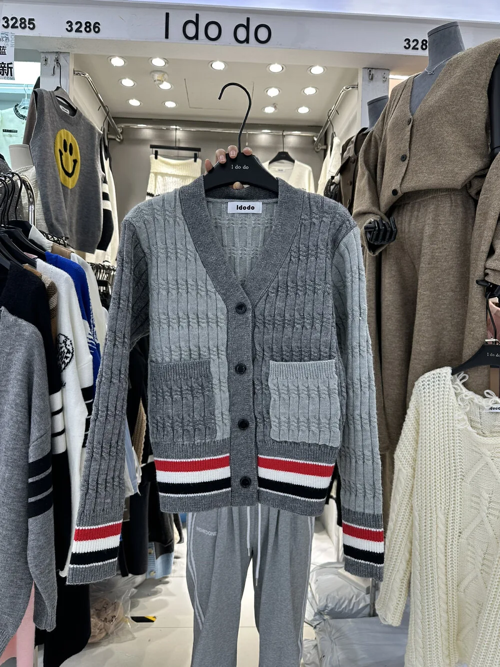 Women Sweater Knitwear Cardigan Jumper Stripe V-neck Pockets Spring Autumn New Arrival Streetwear Knitted Lovers Clothes X253
Women Sweater Knitwear Cardigan Jumper Stripe V-neck Pockets Spring Autumn New Arrival Streetwear Knitted Lovers Clothes X253