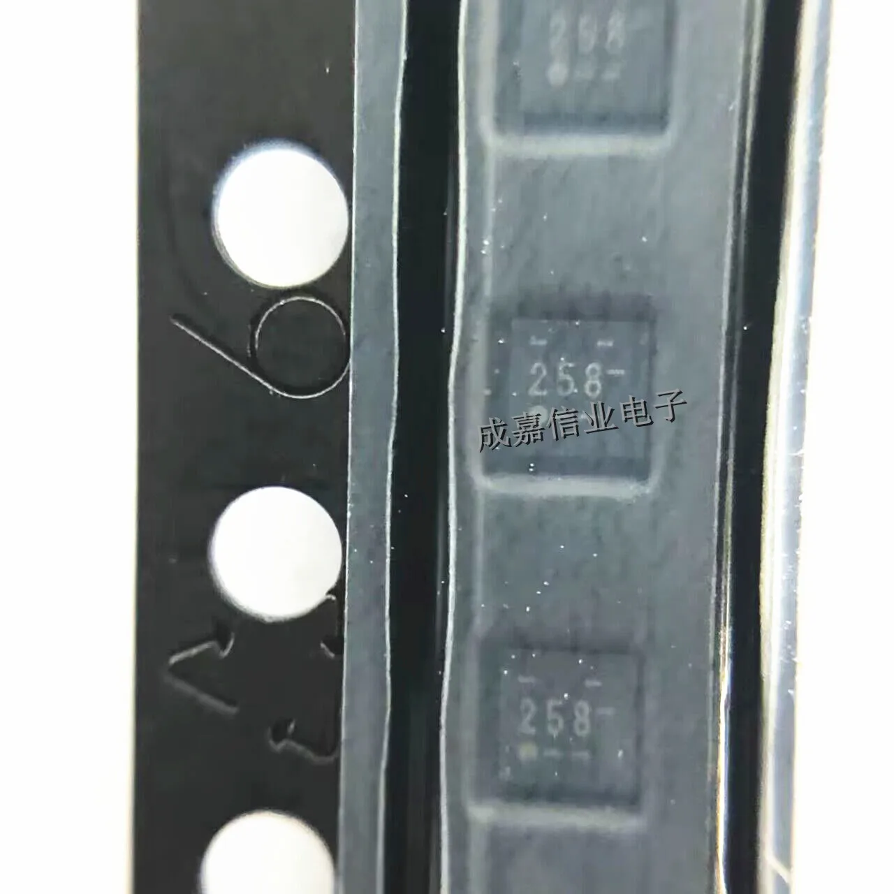 10pcs/Lot BGU7258X QFN-6 MARKING;258 RF Amplifier 5 GHz ISM SiGe:C low Noise Amp Operating Temperature:- 40 C-+ 85 C
10pcs/Lot BGU7258X QFN-6 MARKING;258 RF Amplifier 5 GHz ISM SiGe:C low Noise Amp Operating Temperature:- 40 C-+ 85 C