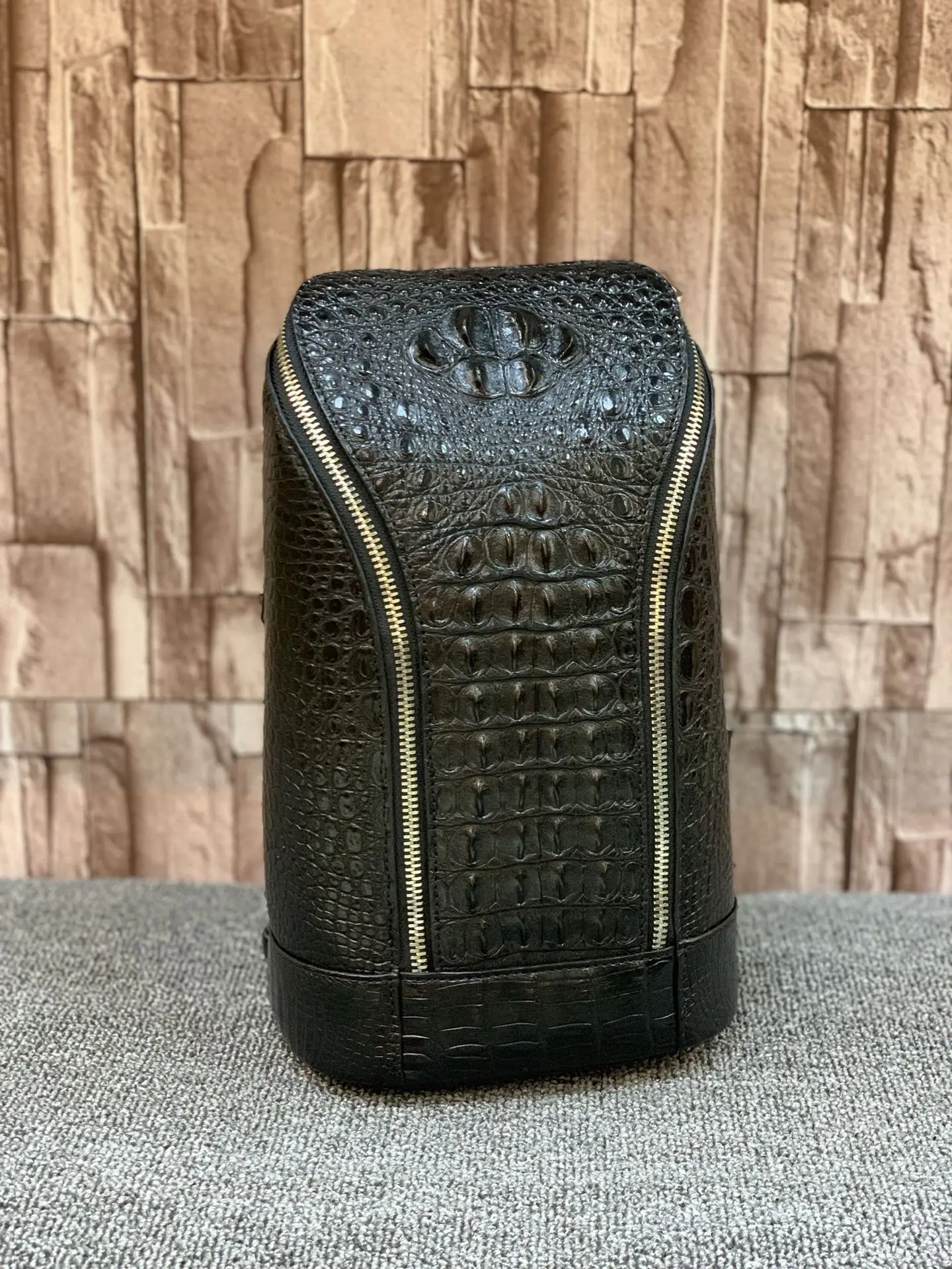 2023 New bucket type 100% crocodile leather high-end fashion with temperament men's chest bag
2023 New bucket type 100% crocodile leather high-end fashion with temperament men's chest bag