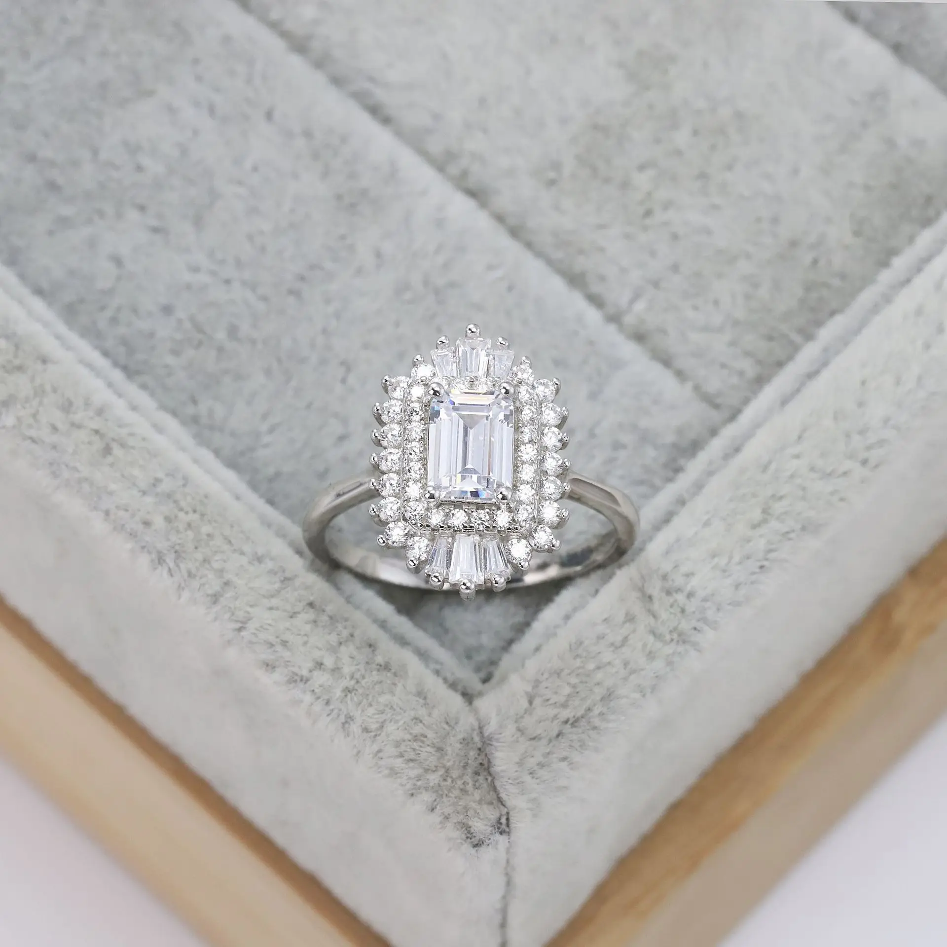 S925 sterling silver luxury square diamond ring European and American fashion personality cold wind ladies
S925 sterling silver luxury square diamond ring European and American fashion personality cold wind ladies
