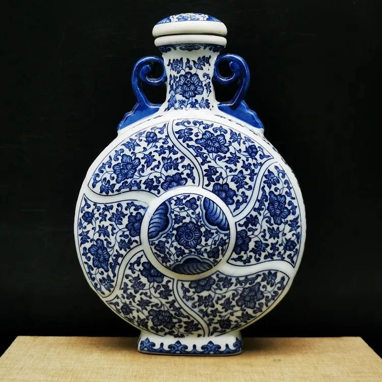 Сине-белая ваза Qing Qianlong со спутанными веточками и рисунком лотоса, старинная фотография
Сине-белая ваза Qing Qianlong со спутанными веточками и рисунком лотоса, старинная фотография