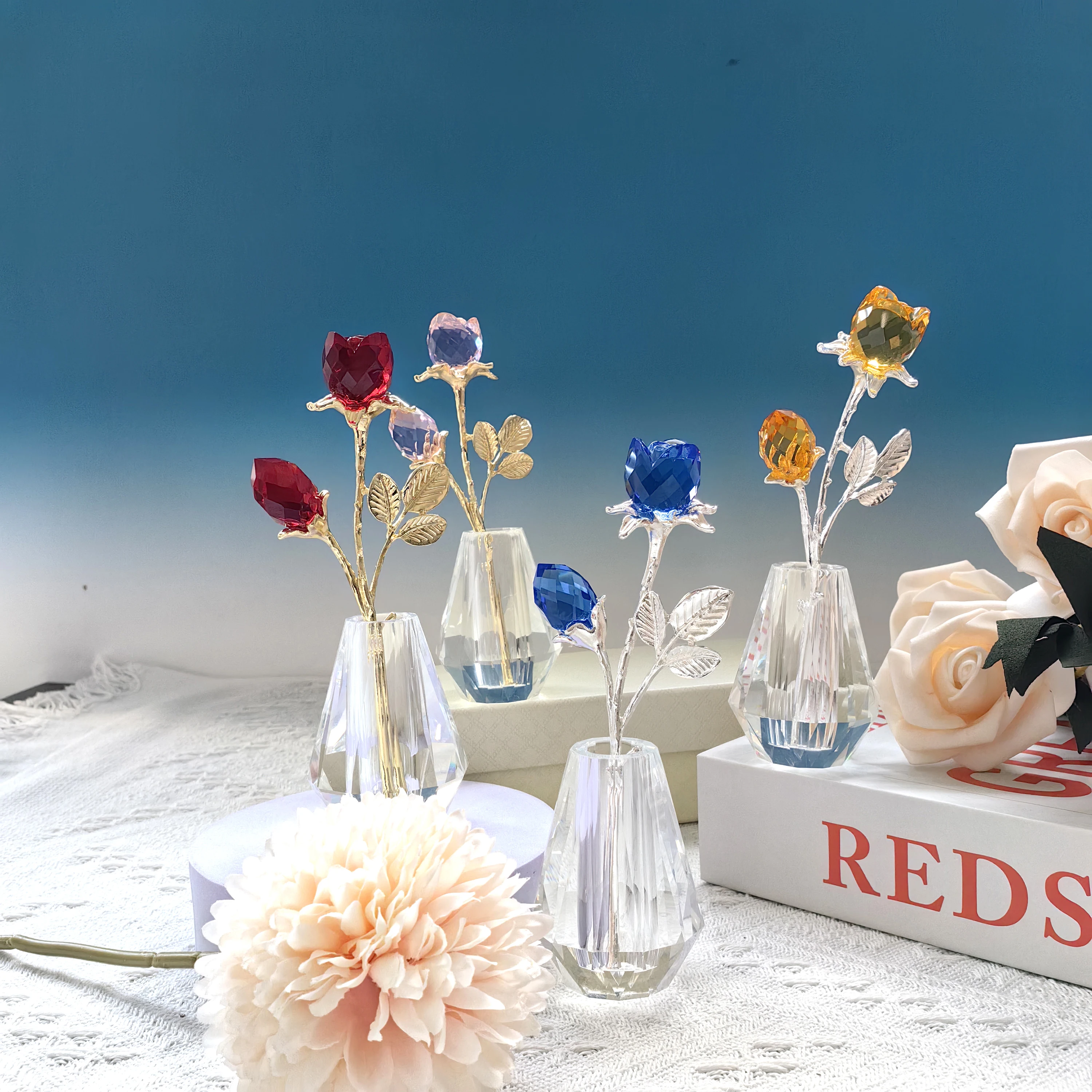 Мини-украшение из хрустальной розы с базовой вазой, имитация стеклянной цветочной модели для спальни, офиса, крыльца, настольное украшение, пресс-папье
Мини-украшение из хрустальной розы с базовой вазой, имитация стеклянной цветочной модели для спальни, офиса, крыльца, настольное украшение, пресс-папье