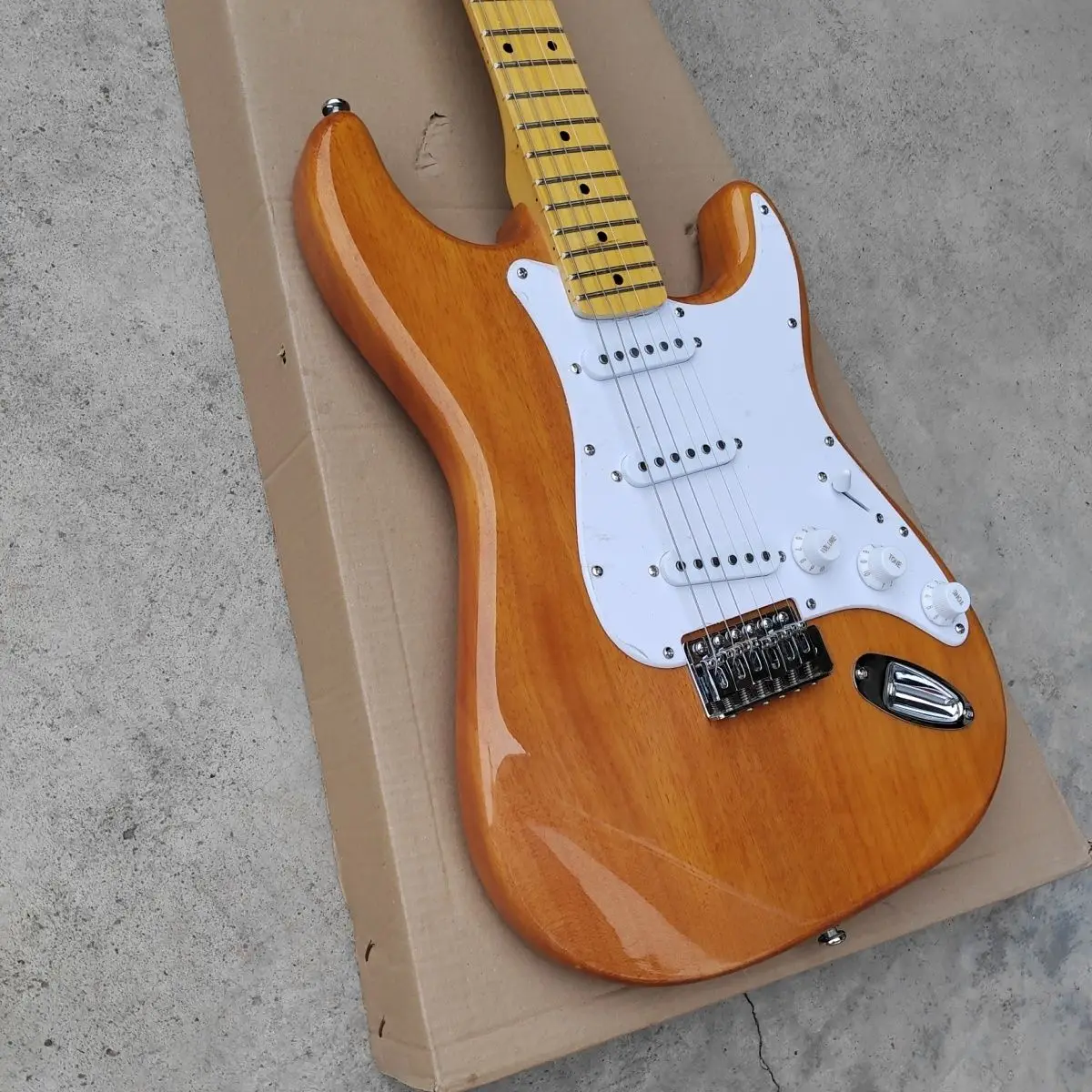 Mahogany light yellow three single electric guitar, feel good tone bar professional play high appearance level
Mahogany light yellow three single electric guitar, feel good tone bar professional play high appearance level