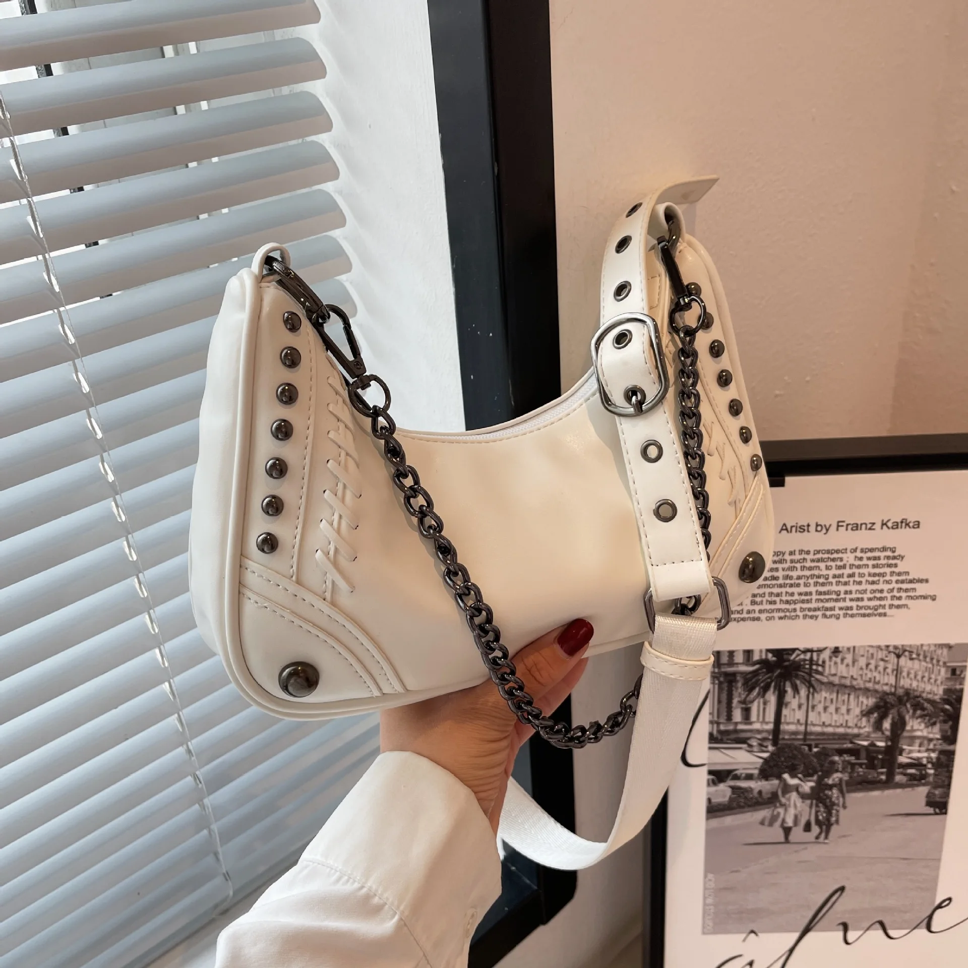 Fashion Rivet Bags for Women Chain Strap Handbag Female Shoulder Bags Luxury Design Ladies Crossbody Bags Y2K Accessories
Fashion Rivet Bags for Women Chain Strap Handbag Female Shoulder Bags Luxury Design Ladies Crossbody Bags Y2K Accessories