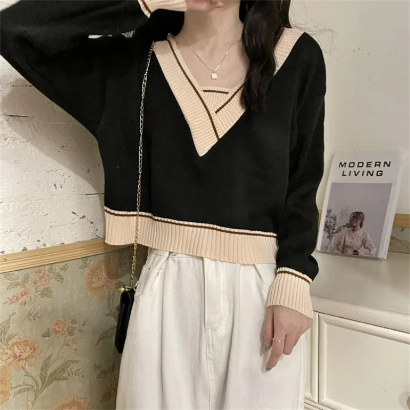 Women's Autumn and Winter New Fashion Minimalist V-neck Patchwork Casual Versatile Long Sleeved Loose Two-piece Sweater Tops
Women's Autumn and Winter New Fashion Minimalist V-neck Patchwork Casual Versatile Long Sleeved Loose Two-piece Sweater Tops