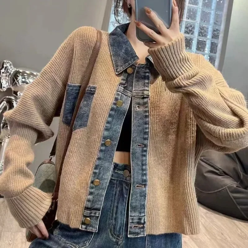 2023 Autumn/Winter New Gentle and Lazy Knitted Cardigan Design with Unique Denim Splice Short Sweater Coat for Women
2023 Autumn/Winter New Gentle and Lazy Knitted Cardigan Design with Unique Denim Splice Short Sweater Coat for Women