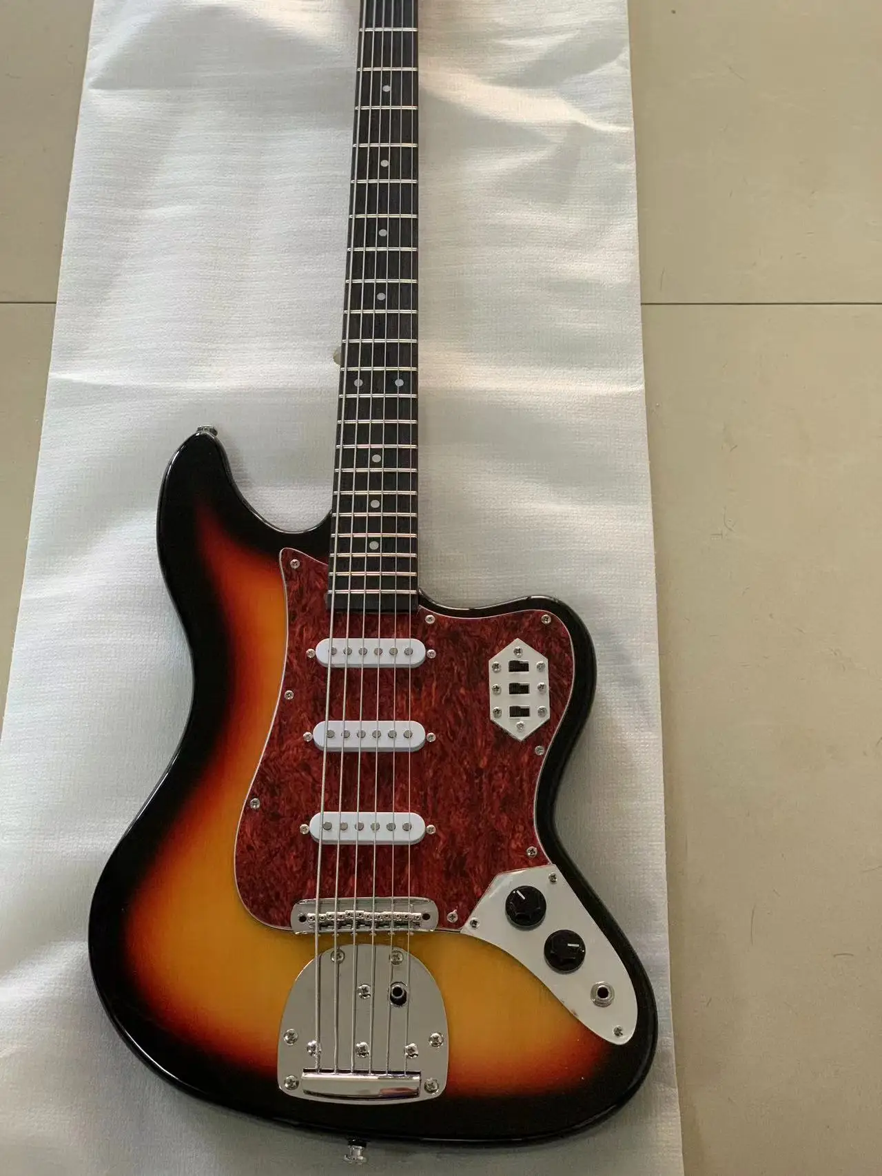 Custom 6-string alto electric guitar, sunset body, three single pickup, multiple tone output, free shipping
Custom 6-string alto electric guitar, sunset body, three single pickup, multiple tone output, free shipping